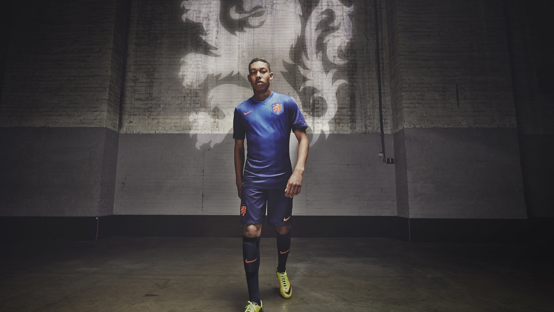 “漂移艺术：弯道飞旋的极致表现”，弯道漂移为什么要打反方向